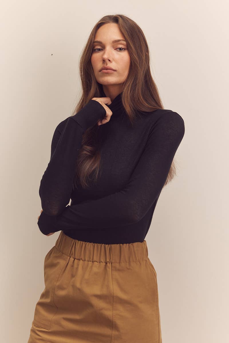 Wool blend lightweight knit turtle-neck: Black / Solid
