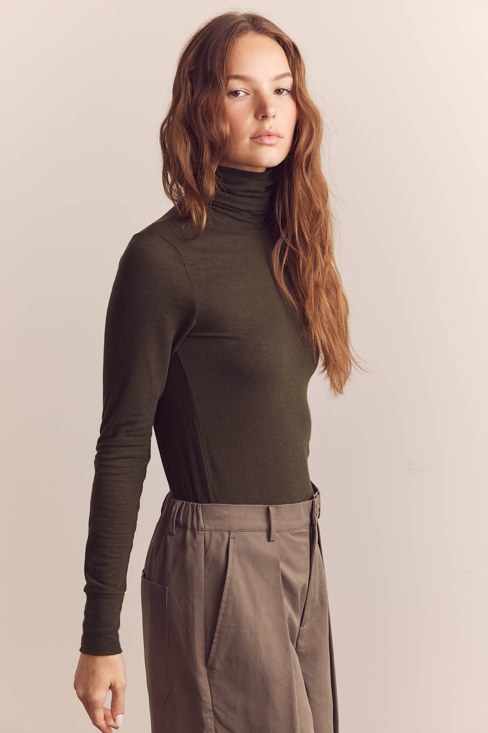 Wool blend lightweight turtleneck: D.Olive / Solid