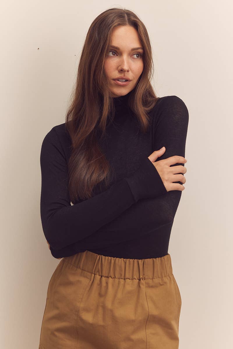 Wool blend lightweight knit turtle-neck: Black / Solid