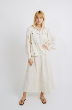 Load image into Gallery viewer, Mirth Faro Blouse in Cream with Blue Jamdani
